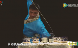 《茶道》——跟着茶艺师学习长嘴壶泡茶的精湛表演