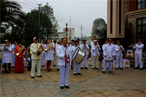 迎春花卉盆景博览会在邛崃开幕 (图1)